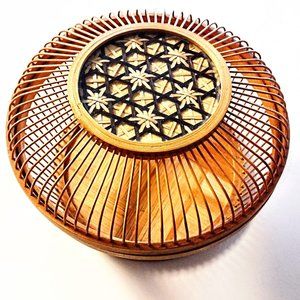 VTG Ribbed Bamboo Basket w/Lid ~ 7.25" Diam. Intricate 2-Tone Woven Inset ~ EVC!